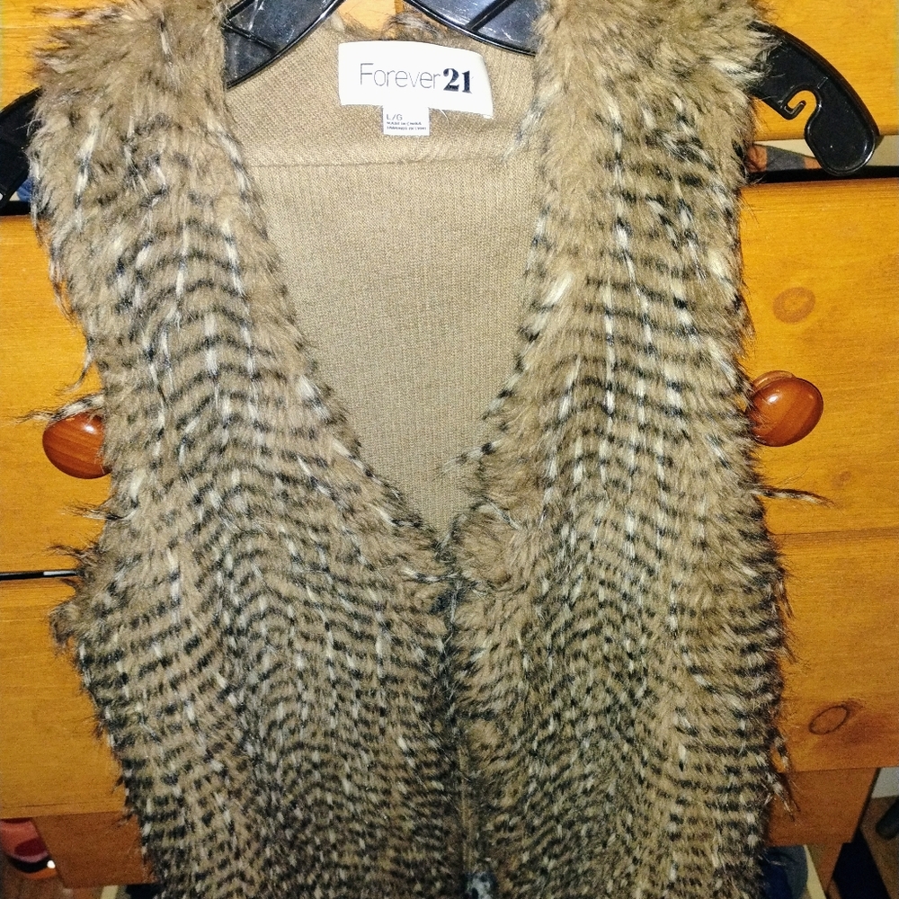 FOREVER 21 FAUX FUR SLEEVELESS VEST